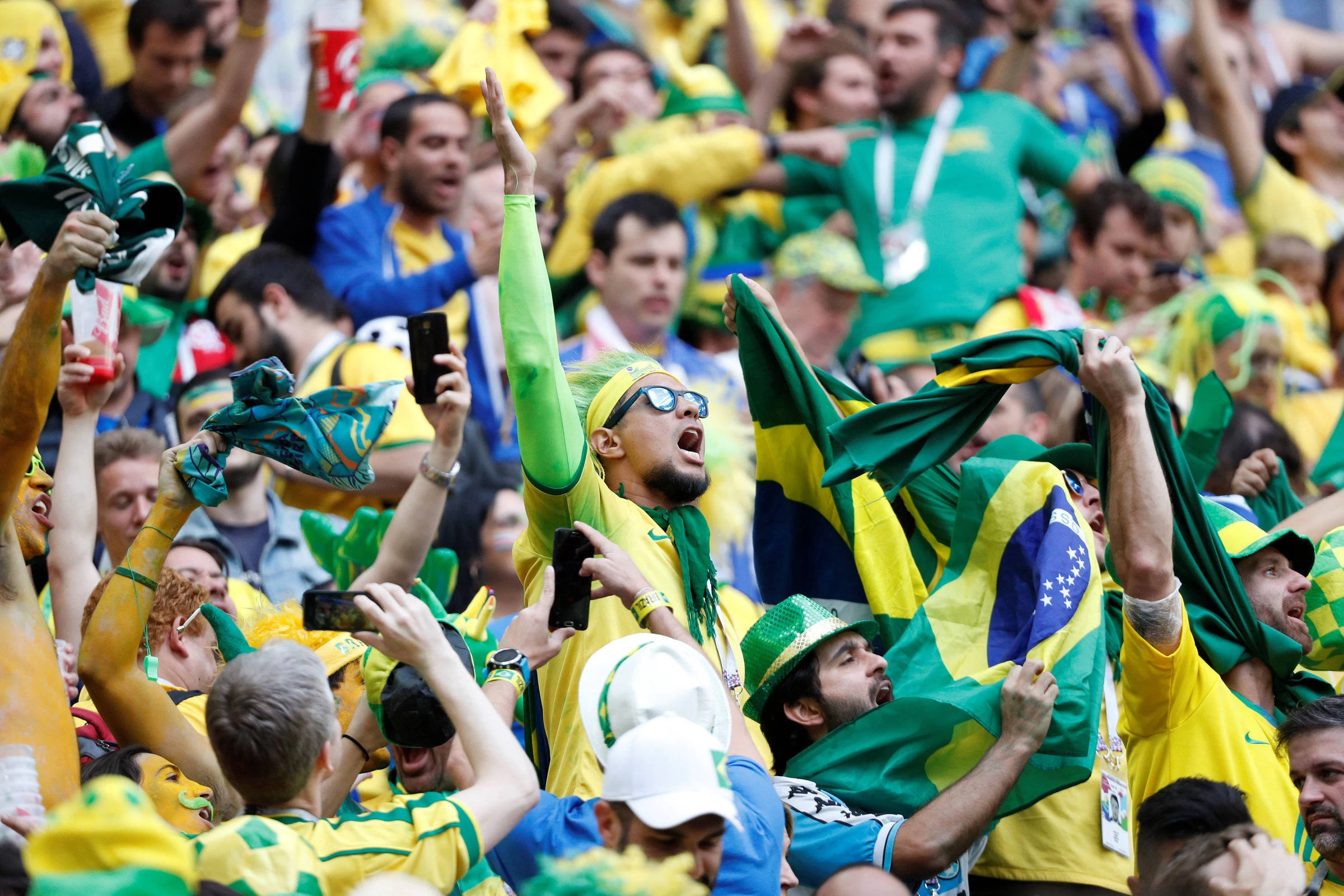Torcida em arquibancada durante jogo da Seleção Brasileira